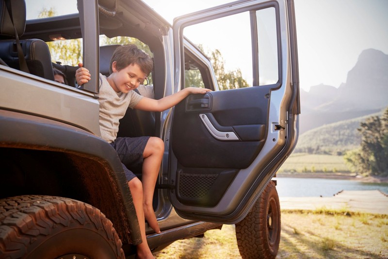 Damit dein Kind die Tür nicht öffnen kann, solltest du die Kindersicherung aktivieren.