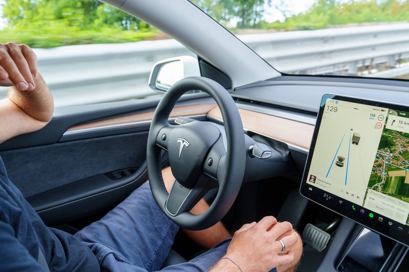 Assistenzsysteme werden 2026 für neue Autos normal.