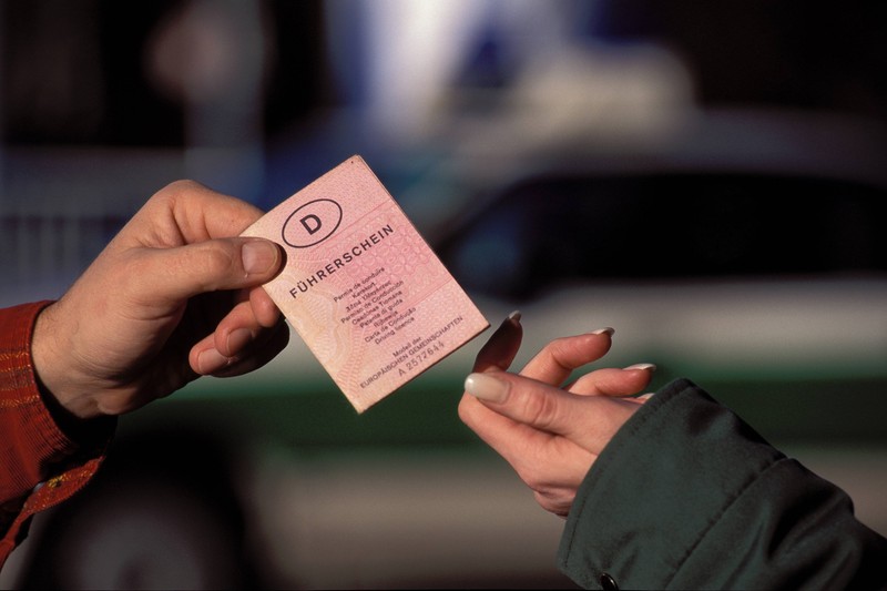 Auch 2026 müssen einige Fahrer*innen ihren Führerschein austauschen lassen.