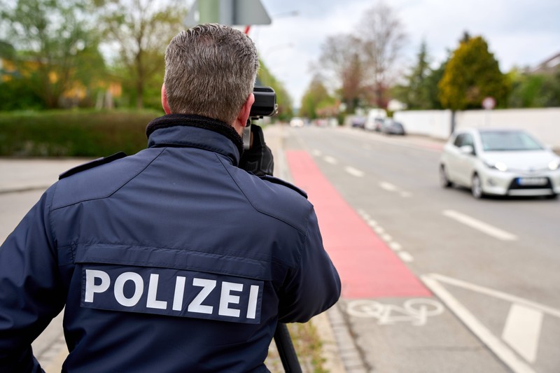 Autofahrer*innen sollten genau aufs Tempo achten.