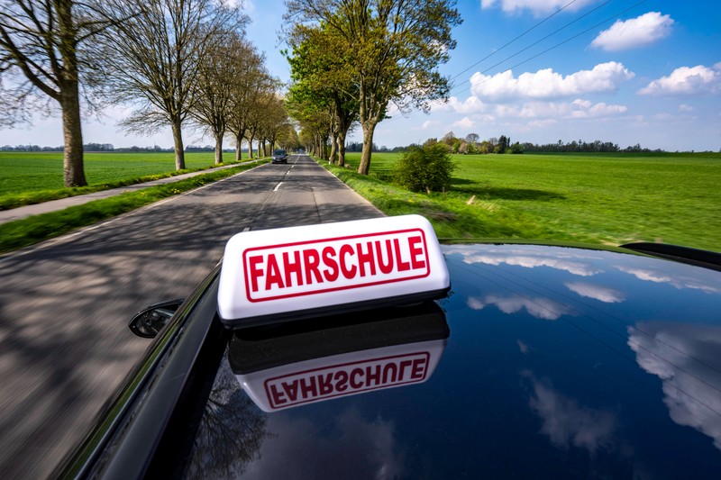 Der Führerschein könnte bereits Mitte 2026 günstiger werden.