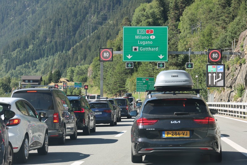 Eine Extra-Maut in der Schweiz könnte die Route nach Italien für Urlauber teurer machen.