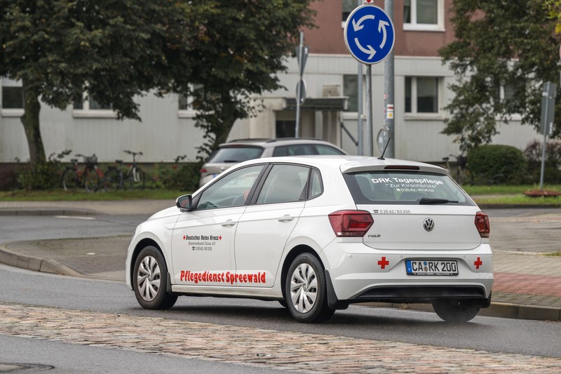 Laut einem neuen Urteil von 2026 können Beschäftigte die Autofahrt als Arbeitszeit abrechnen.