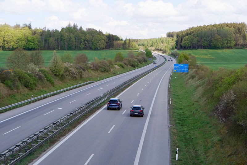 Der Luftwiderstand steigt nämlich nicht linear, sondern quadratisch mit der Geschwindigkeit.