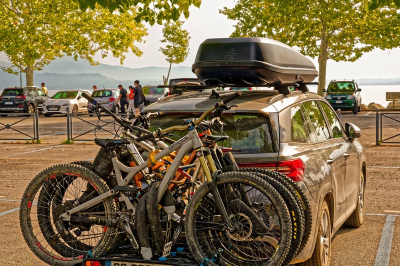 Schon leere Dachboxen und Fahrradträger können wir einen höheren Benzinverbrauch sorgen.
