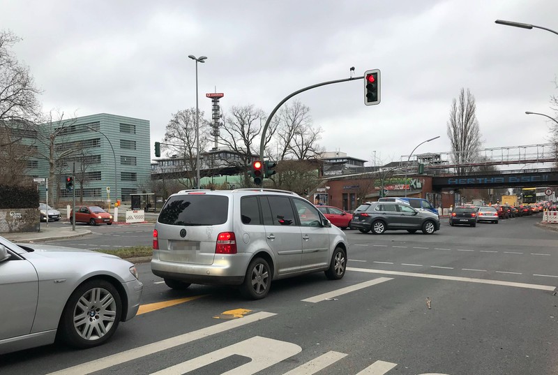 Vorausschauendes Fahren schont auch den Benzinverbrauch.