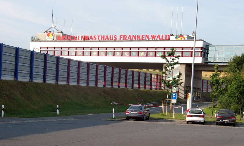 Diese Raststätte befindet sich über der Autobahn.