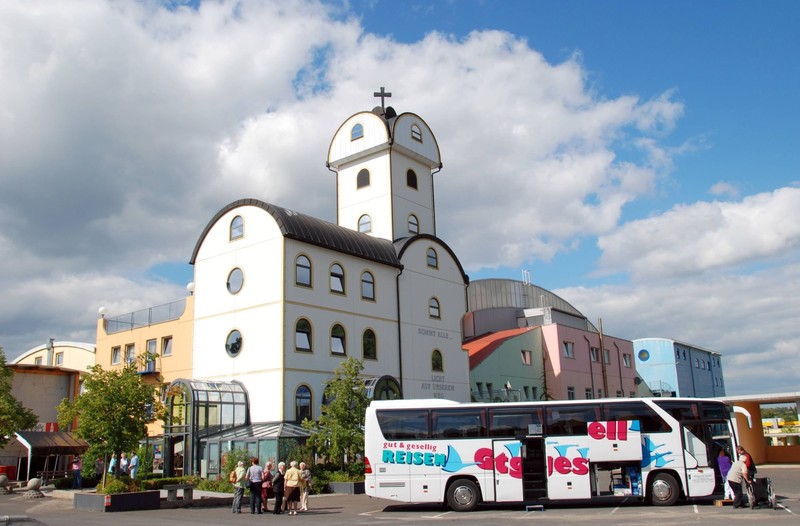 Warum nur Pause am Autohof machen, wenn man auch den ganzen Urlaub dort verbringen kann?