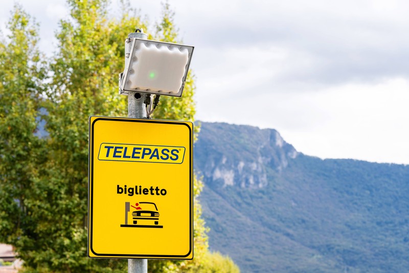 Du musst dich für die Telepass-Spur in Italien registrieren.