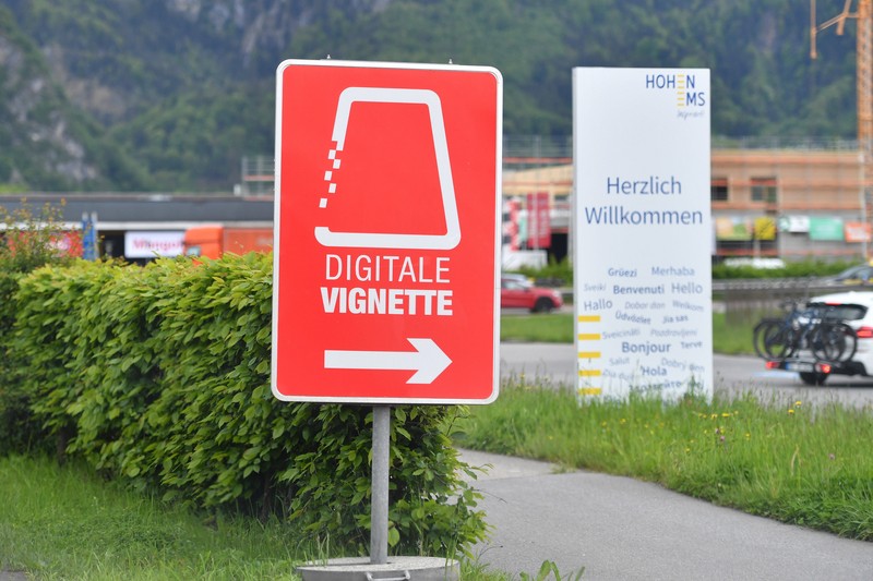 In Österreich gibt es eine schrankenlose Digitalspur. Die solltest du nur mit Ticket befahren.